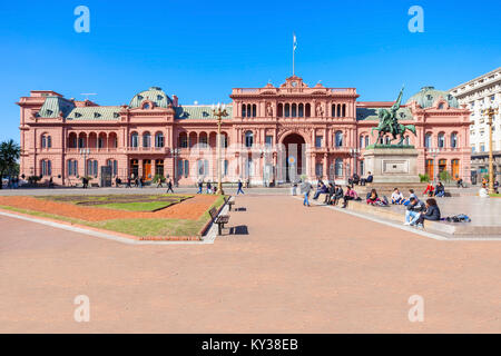 BUENOS AIRES, ARGENTINIEN - 03.Mai 2016: La Casa Rosada oder das Rosa Haus ist Executive Mansion und Büro des Präsidenten von Argentinien, in entfernt Stockfoto