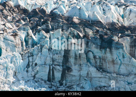 Nahaufnahme der schwarze Schleifspuren in Lamplugh Gletscher gebildet aus Eis Kompression. Stockfoto