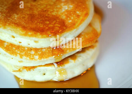 Closeup Schuß von frisch zubereiteten Pfannkuchen mit Maple Sauce. Stockfoto