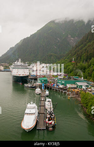 Blick auf den Hafen von kleinen Juneau Stadt mit Yachten und Kreuzfahrtschiffe verankert. Stockfoto