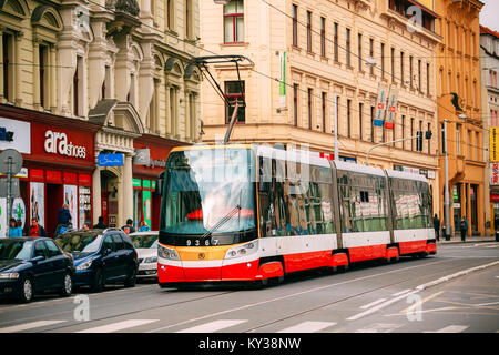 Prag, Tschechische Republik - 23. September 2017: Öffentliche moderne Straßenbahn auf stefanikova Straße Stockfoto