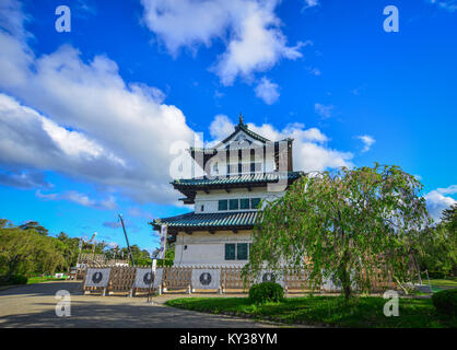 Aomori, Japan - 16. Mai 2017. Hirosaki Schloss am sonnigen Tag in Aomori, Japan. Hirosaki war die Hauptstadt der Tsugaru Clan, der einmal über viel von ausgeschlossen Stockfoto