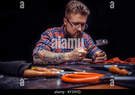 Handwerker konzentrierte sich auf seine Arbeit Stockfoto