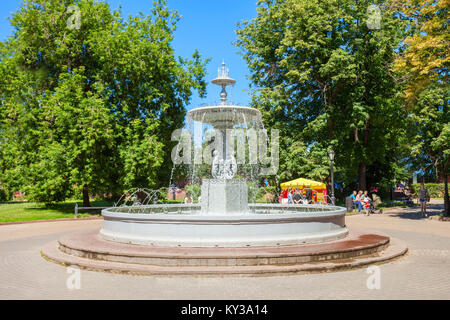 Nischnij Nowgorod, Russland - 29. JUNI 2016: Erste Stadt Brunnen auf dem Minin und Pozharsky Square in Nischni Nowgorod, Russland Stockfoto