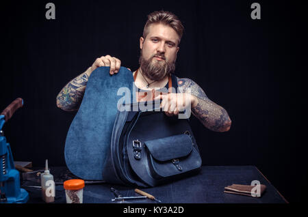 Leder Handtasche Handwerker bei der Arbeit in einem Workshop Stockfoto