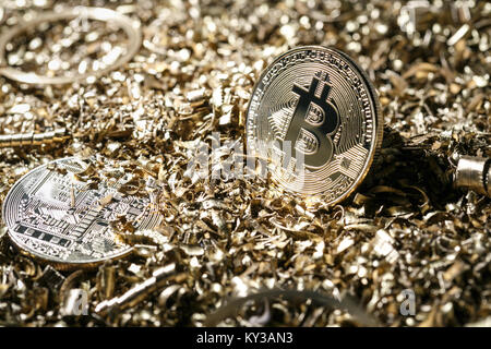 Goldene Medaille aus Metall als symbolische Version von Bitcoin auf einem Hintergrund von Metallspäne. Cryptocurrency und neue digitale Zahlungssystem Konzept. Stockfoto