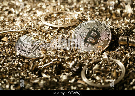 Goldene Medaille aus Metall als symbolische Version von Bitcoin auf einem Hintergrund von Metallspäne. Cryptocurrency und neue digitale Zahlungssystem Konzept. Stockfoto