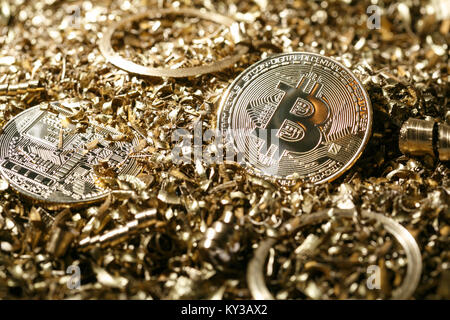 Goldene Medaille aus Metall als symbolische Version von Bitcoin auf einem Hintergrund von Metallspäne. Cryptocurrency und neue digitale Zahlungssystem Konzept. Stockfoto