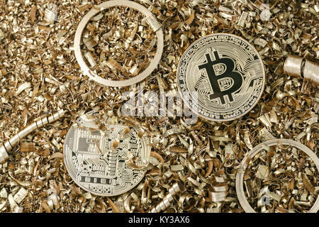 Goldene Medaille aus Metall als symbolische Version von Bitcoin auf einem Hintergrund von Metallspäne. Cryptocurrency und neue digitale Zahlungssystem Konzept. Stockfoto