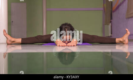 Yogi stretching fitness Klasse Stockfoto