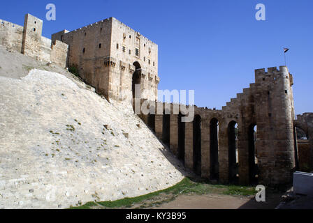 Wassergraben und Zitadelle auf dem Hügel in Aleppo, Syrien Stockfoto