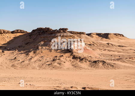 Wüstenlandschaft in Al Wusta Governate, Oman, mit eindrucksvollen geologischen Formationen, die die zerklüfteten und felsigen Merkmale des Nahen Ostens hervorheben Stockfoto