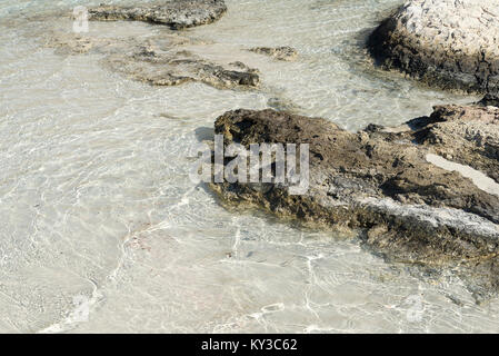 Weiche Welle des blauen Ozeans am Sandstrand. Hintergrund. Stockfoto