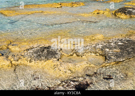 Weiche Welle des blauen Ozeans am Sandstrand. Hintergrund. Stockfoto