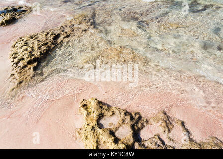 Weiche Welle des blauen Ozeans am Sandstrand. Hintergrund. Stockfoto