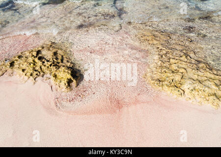 Weiche Welle des blauen Ozeans am Sandstrand. Hintergrund. Stockfoto