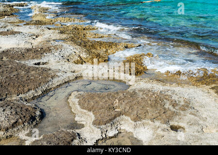 Weiche Welle des blauen Ozeans am Sandstrand. Hintergrund. Stockfoto