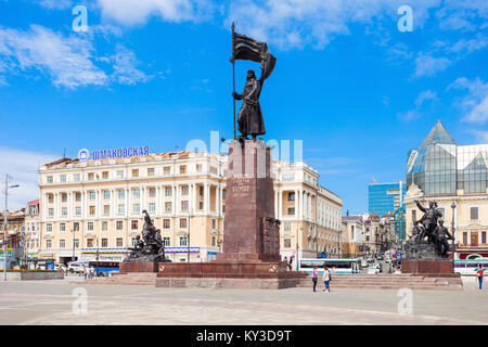 Wladiwostok, Russland - Juli 17, 2016: das Denkmal für die Kämpfer der Sowjetmacht in den Fernen Osten und Dalrybvtuz Gebäude auf dem zentralen Platz in Vladiv Stockfoto