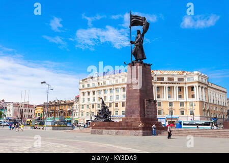 Wladiwostok, Russland - Juli 17, 2016: das Denkmal für die Kämpfer der Sowjetmacht in den Fernen Osten und Dalrybvtuz Gebäude auf dem zentralen Platz in Vladiv Stockfoto