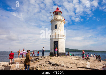 Wladiwostok, Russland - Juli 17, 2016: Leuchtturm Tokarevskiy Egersheld auf Tokarevskaya Koshka Cape in Wladiwostok, Primorski Krai in Russland. Stockfoto