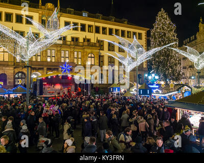 Wiesbadem, Deutschland - 9. Dezember 2017: Menschenmassen an der beleuchteten Weihnachtsmarkt im Stadtzentrum von Wiesbaden, Deutschland. Stockfoto