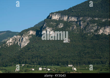 Autobahn A 22 Brennerautobahn in Neumarkt/Neumarkt, Trentino-Südtirol, Italien. 8. August 2016 © wojciech Strozyk/Alamy Stock Foto Stockfoto