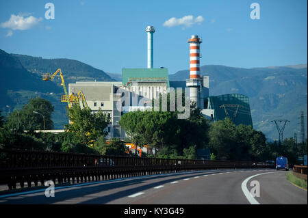 Power Station von Brennerautobahn A22 in Bozen gesehen, Trentino-Südtirol, Italien. 8. August 2016 © wojciech Strozyk/Alamy St Stockfoto