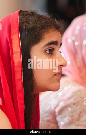 Porträt der jungen weiblichen Gast an der indischen Sikh Hochzeit Stockfoto