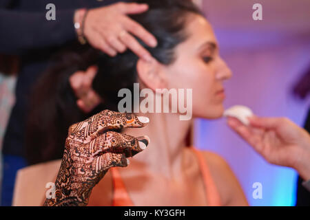 Bewerbung um die Braut mit mehndi auf Händen in Vorbereitung auf die indischen Sikh Hochzeit Stockfoto