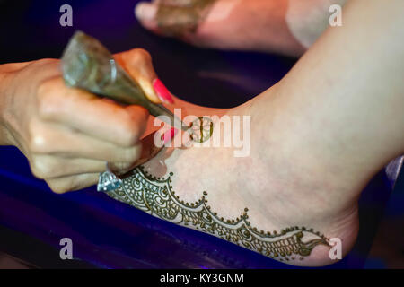 Mehndi Designs zu Fuß und Beine der Braut für die Indischen Sikh Hochzeit Stockfoto
