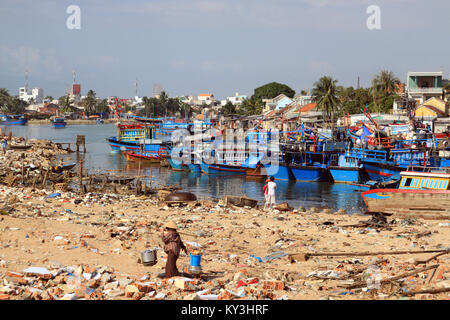 Fischerboote in der Nähe der Ufer in Nha Trang, Vietrnam Stockfoto