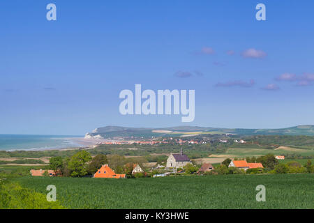 Das Dorf von tardinghen und im Hintergrund die 'Cap Blanc-Nez' (Hauts-de-France, Nordfrankreich), im Regionalen Naturpark 'Caps et Stockfoto