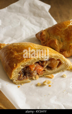 Welsh Oggie eine regionale Delikatesse aus Wales von Lamm und Gemüse gebackene in kurzer Kruste Gebäck Fall ähnlich einem Cornish pasty Stockfoto