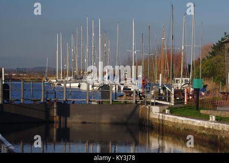 Schleuse Tore auf der Exeter Ship Canal auf Rasen Lock Hotel, Freizeit, Boote im Becken. Exminster, South Devon, Großbritannien. Stockfoto