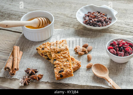 Selbstgemachte Granola Bars auf den Sack Stockfoto