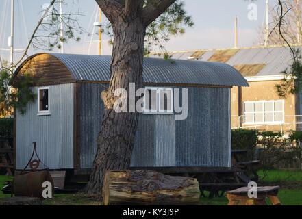 Wellblech, Traditionelle Shepards Hut. Turf Lock Hotel, Exeter Ship Canal, Devon, Großbritannien. Winter 2018. Stockfoto