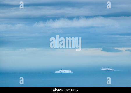 Boote, die zu der Reederei P&O unter einem stürmischen Himmel vom Cap Blanc Nez landspitze angesehen (buchstäblich weiße Nase Cape, im Norden von Frankreich) Stockfoto