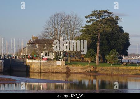 Rasen Lock Hotel am Ende der Exeter Ship Canal. Exminster, South Devon, Großbritannien. Januar, 2018. Stockfoto