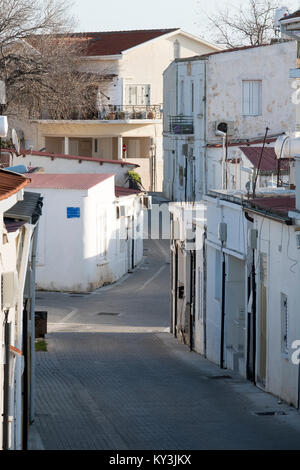 Eine Straße in der ehemaligen türkischen zypriotischen Stadtteil Mouttalos, Paphos. Stockfoto