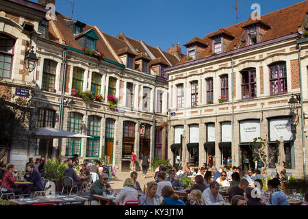 Atmosphäre in einer Fußgängerzone in der Altstadt von Lille (Nordfrankreich), "Place aux Oignons" (Zwiebel): typische Fassaden der flämischen Stil Stockfoto