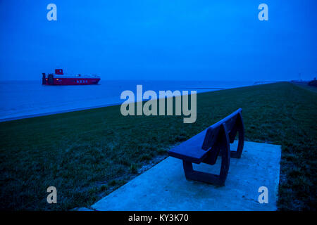 Auto Transporter Schiff, die "K" Line European Sea Highway Services (KESS) auf den Dollart, Ems Estuary, Transporte, neue Autos, hier aus dem VW-Werk Stockfoto