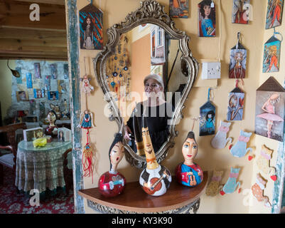 Bemalte Gesichter in Kürbisse und andere Kunstwerke in einem kleinen Souvenirshop in Paphos, Altstadt. Stockfoto