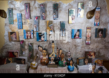 Bemalte Gesichter in Kürbisse und andere Kunstwerke in einem kleinen Souvenirshop in Paphos, Altstadt. Stockfoto