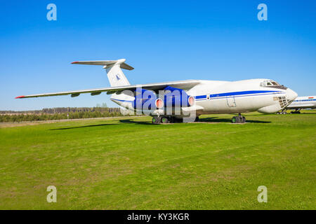 MINSK, Weißrussland - Mai 05, 2016: Die Iljuschin Il-76 Flugzeuge, die in der Open Air Museum der alten Zivilluftfahrt, in der Nähe von Minsk Flughafen. Il-76 ist ein strategischer airli Stockfoto