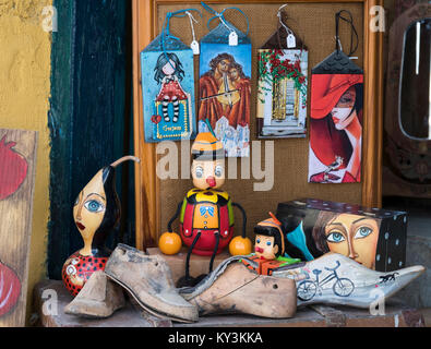 Bemalte Gesichter in Kürbisse und andere Kunstwerke in einem kleinen Souvenirshop in Paphos, Altstadt. Stockfoto