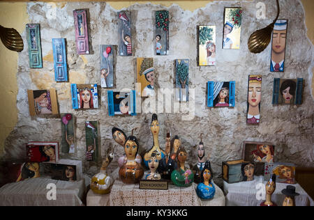 Bemalte Gesichter in Kürbisse und andere Kunstwerke in einem kleinen Souvenirshop in Paphos, Altstadt. Stockfoto