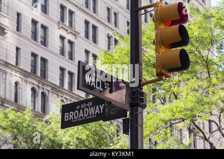 New York, New York State, Vereinigte Staaten von Amerika. Ampel an der Ecke der Wall Street und Broadway. Stockfoto