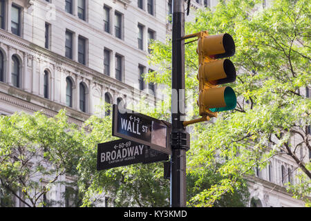 New York, New York State, Vereinigte Staaten von Amerika. Ampel an der Ecke der Wall Street und Broadway. Stockfoto