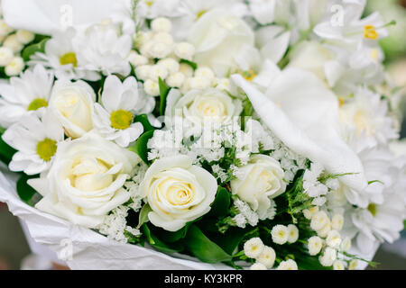 Blumenschmuck, Engagement, Natur Konzept. Es ist liebenswert Wedding Bouquet aus großen Gänseblümchen und zarten weißen Rosen, wie Peitsche Stockfoto