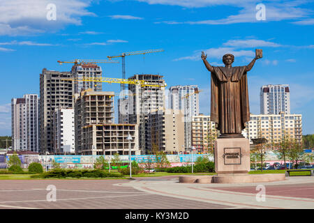 MINSK, Weißrussland - Mai 06, 2016: Francysk Skaryna (oder Francisk Skorina) Monument und neue Apartmentanlage Mayak in Minsk, Belarus. Es ist in der Nähe von t Stockfoto